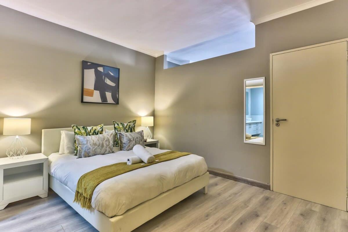 Couples Home! 24 Hour Security Parking Le Cap