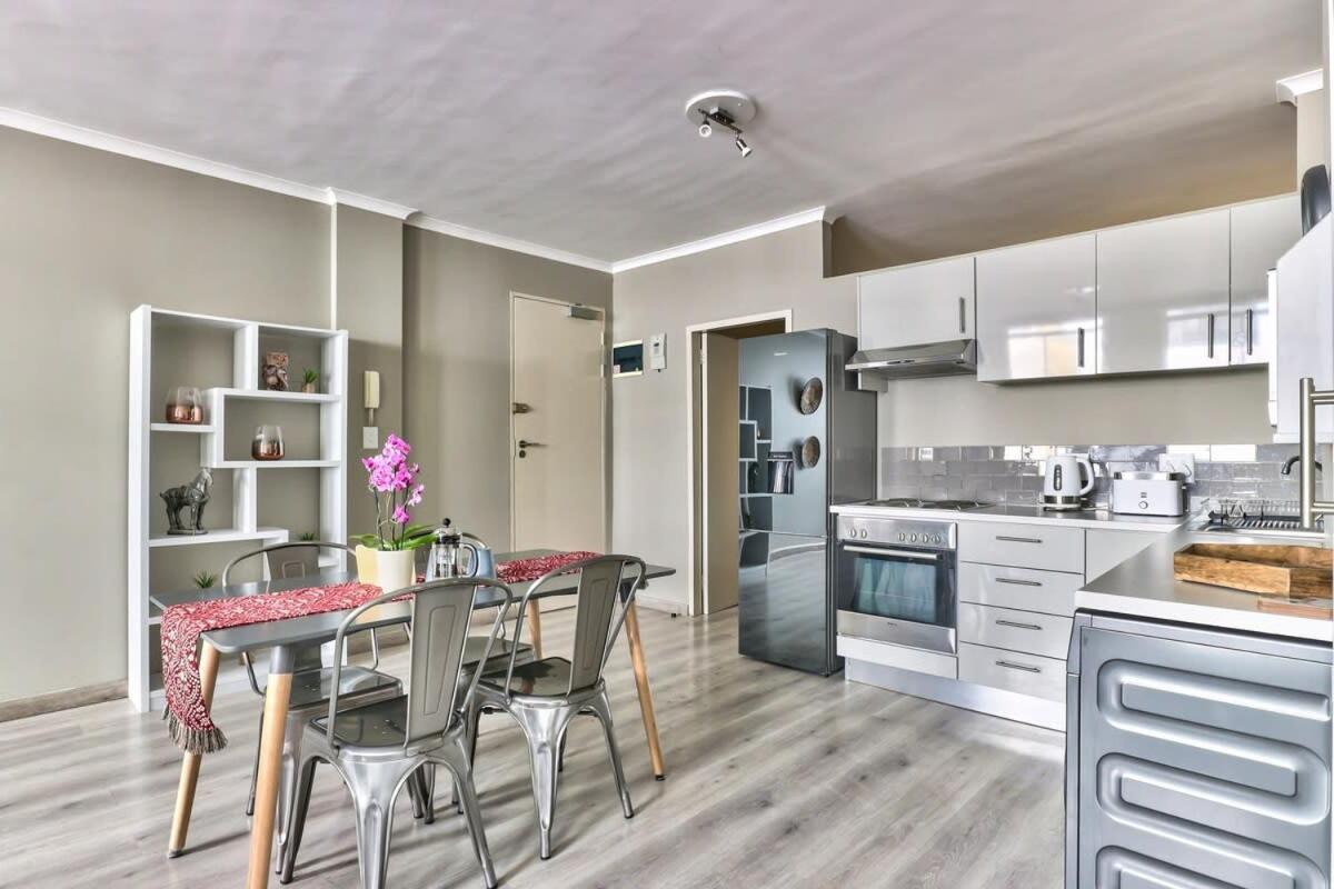 Couples Home! 24 Hour Security Parking Appartement Le Cap