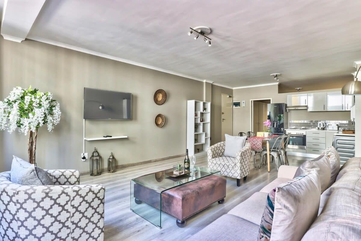 Couples Home! 24 Hour Security Parking Appartement